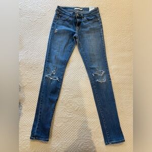 Women’s Levi’s 711 Skinny Jeans Size 27x32 Great Condition. Distressed at knee.